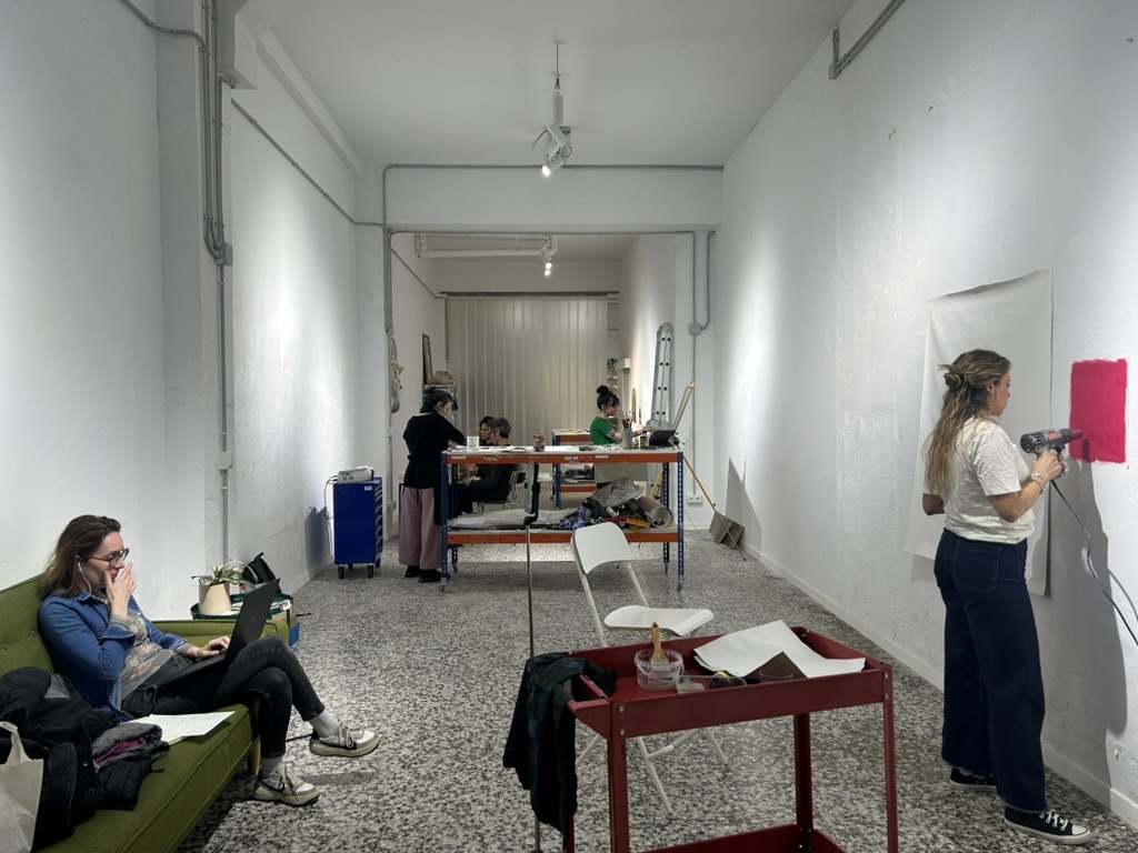 Montaje y conversación durante el seminario En obra